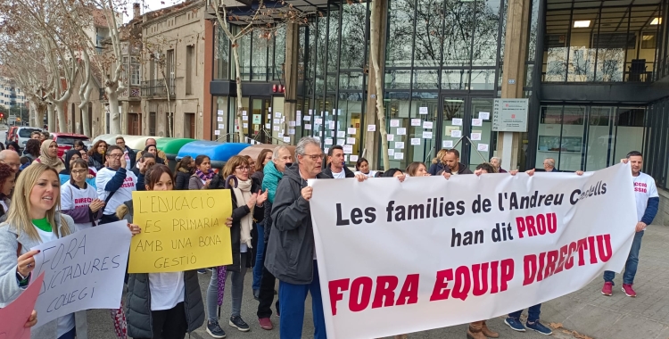 Famílies de l'Andreu Castells, manifestant-se davant Serveis Territorials d'Educació | Karen Madrid