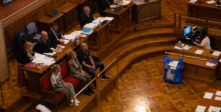 Dolores i Pilar Vázquez i Isaac Gil a la banqueta dels acusats durant el judici a l'Audiència de Barcelona