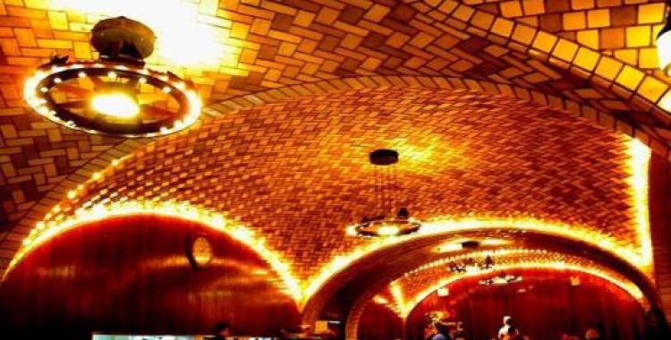 volta en un bar de la gran central terminal de Nova York