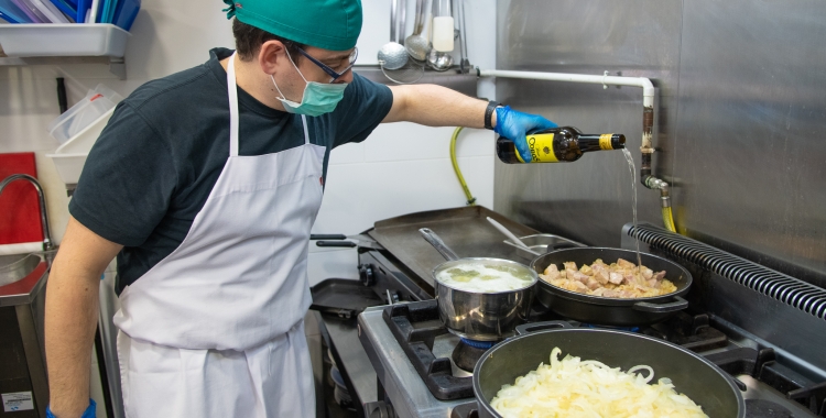 Cuiner cuinant a Sabadell