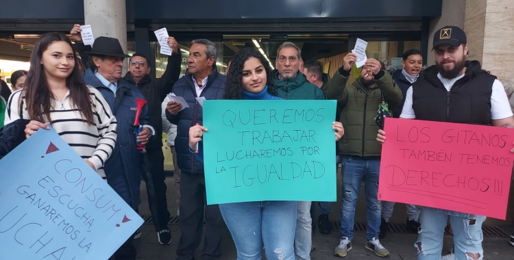 Tatiana Bustamante, al centre, durant la protesta d'aquesta tarda | Núria García
