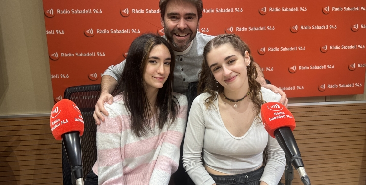 Marina Bondia i Mariona Sugranyes (alumnes) i el professor David Vila i Ros 