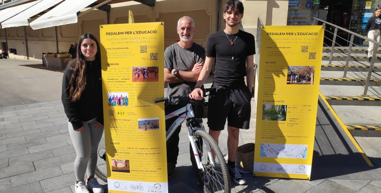 Membres de l'institut el Martinet de Ripollet al Pedalem per l'educació
