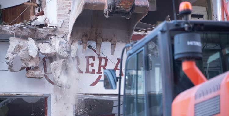 Una excavadora tira a terra el local ocupat L'Obrera