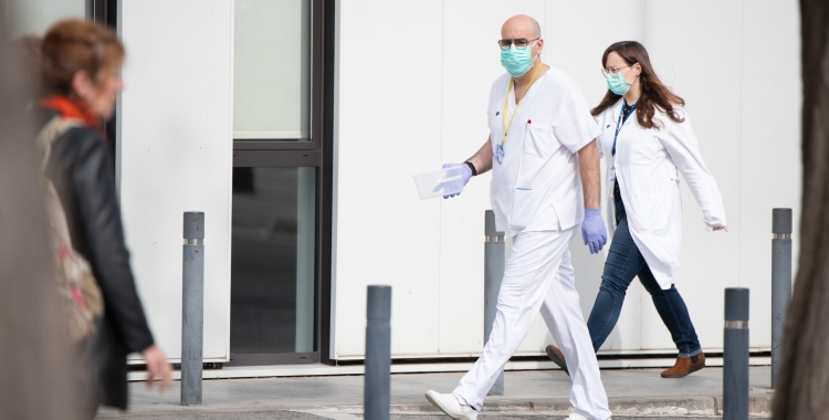 Dos professionals de l'Hospital de Sabadell a les portes del centre sanitari | Roger Benet