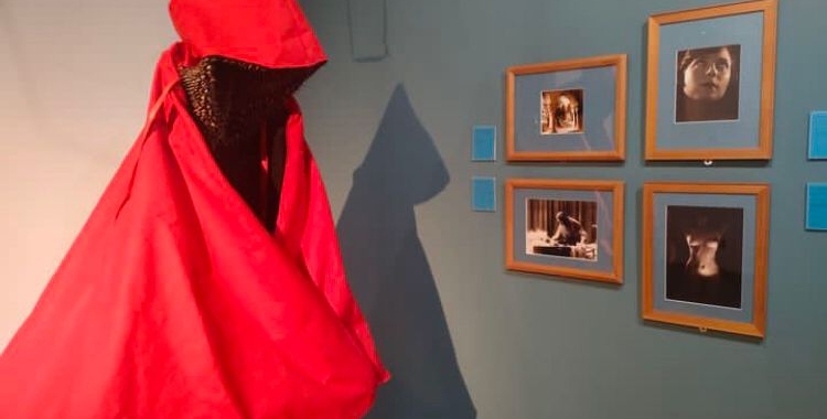 Museu d'Art La caputxeta vermella confronta el cànon