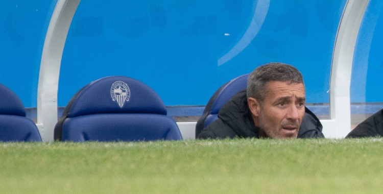 Oscar Cano a la banqueta de la Nova Creu Alta | Roger Benet