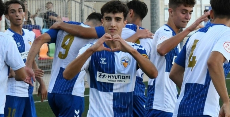 Pau Fernández celebrant un gol a la Divisió d'Honor Juvenil | CES