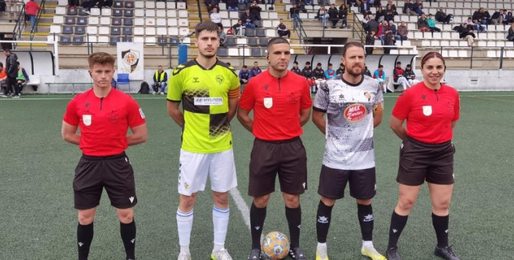 Fotografia dels capitans amb la tripleta arbitral en l'empat del Sabadell 'B' contra l'UA Horta | CES