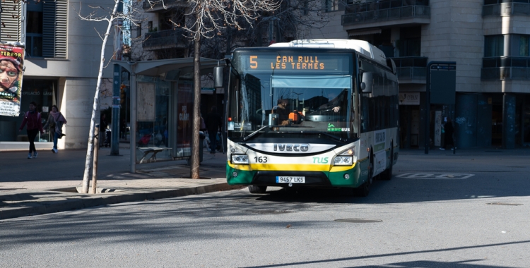 Un autobús de la L5 de la TUS