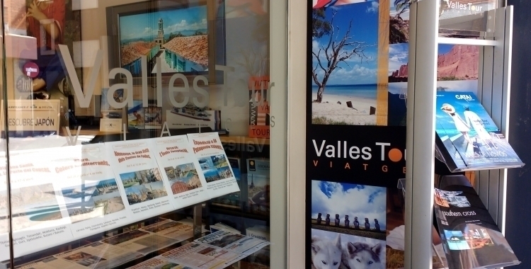 Imatge de l'aparador de l'agència de viatges Vallestour 