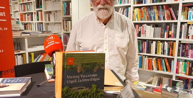 Vicenç Villatoro, amb el seu llibre, 'Urgell. La febre d'aigua' | Karen Madrid