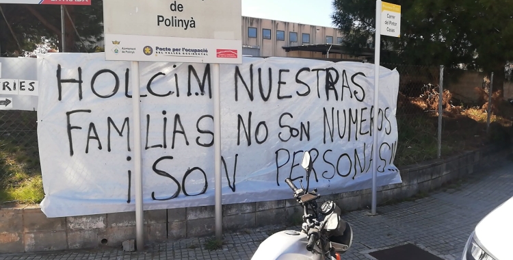 cartell de denuncia dels treballadors de HOLCIM a Polinyà