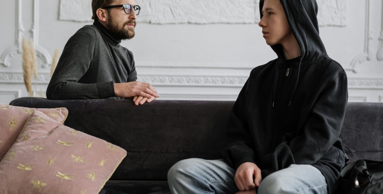 Una sessió entre un jove i un psicòleg | Pexels