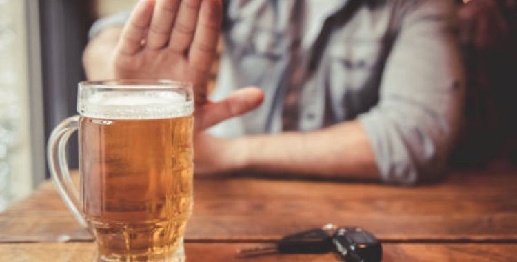 Una persona renunciant a l'alcohol