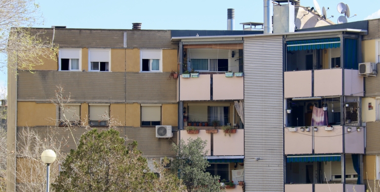 Un dels habitatges de Badia del Vallès amb amiant present a la façana