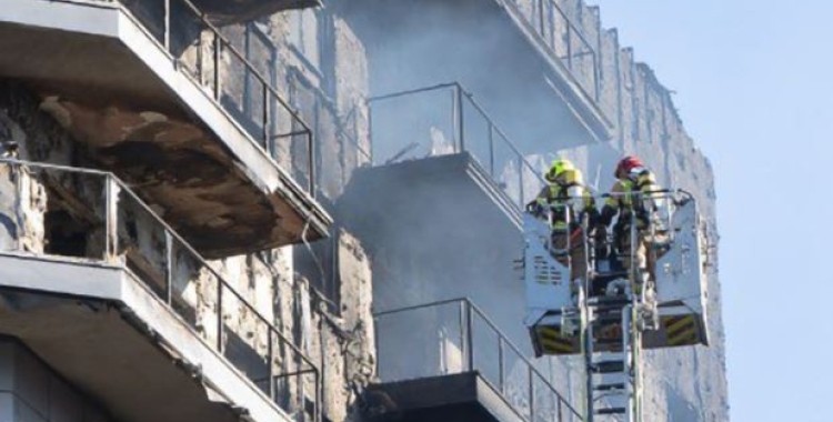 Els Bombers de València analitzant l'estructura de l'edifici calcinat | ACN