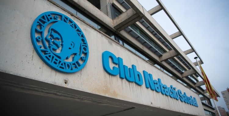 L'entrada del Club Natació Sabadell amb l'emblema de l'entitat | Roger