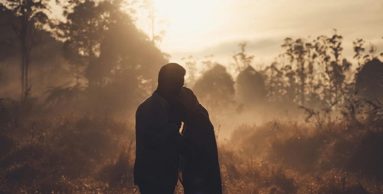 Una parella abraçant-se al bosc | Pexels