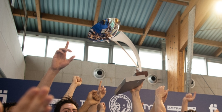 El trofeu de l'Euro Cup, aixecat al cel de Can Llong fa dos anys | Roger Benet