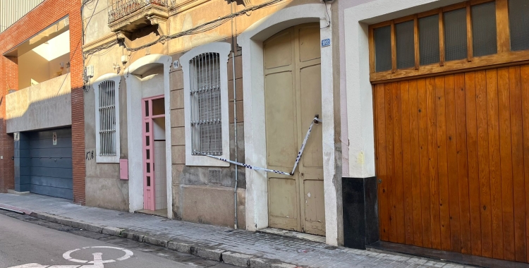 Una cinta de la Policia Municipal precinta la porta de l'immoble afectat per l'incendi