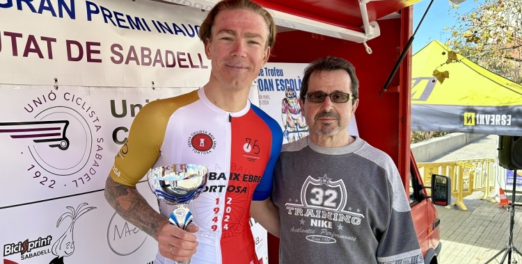 Smirnov i el president de la Unió Ciclista Sabadell, Antoni Soler, al podi | Pau Vituri