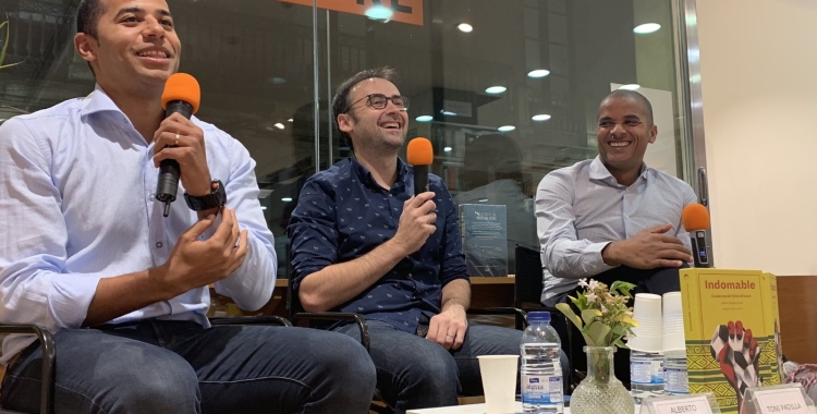 Els dos germans Edjogo a la presentació del llibre 'Indomable' amb el periodista Toni Padilla 