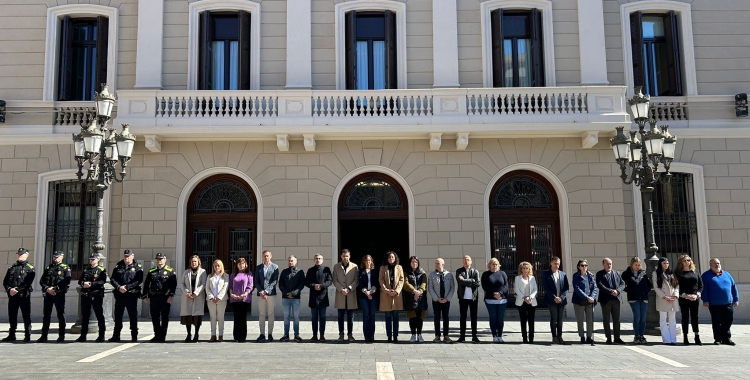 regidores i regidors de l'Ajuntament de Sabadell davant l'ajuntament