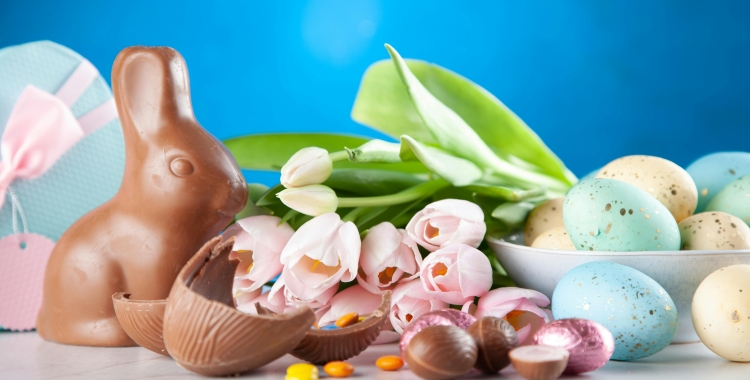 Un cistell amb ous de Pasqua i un conill de xocolata | Pexels