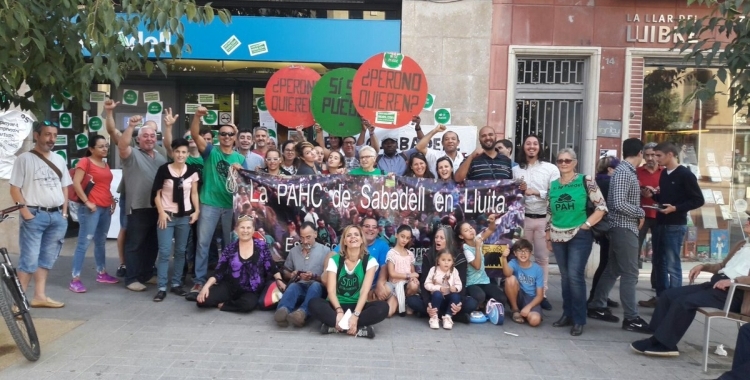 Un grup d'activistes de la PAH amb pancartes i cartells reivindicatius
