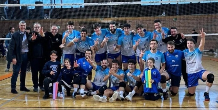 La plantilla del CNS Vòlei, celebrant la permanència virtual | @cnsvolei