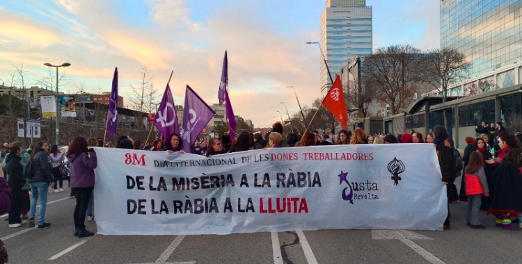 Capçalera de la manifestació del 8M, a l'Eix Macià | Karen Madrid