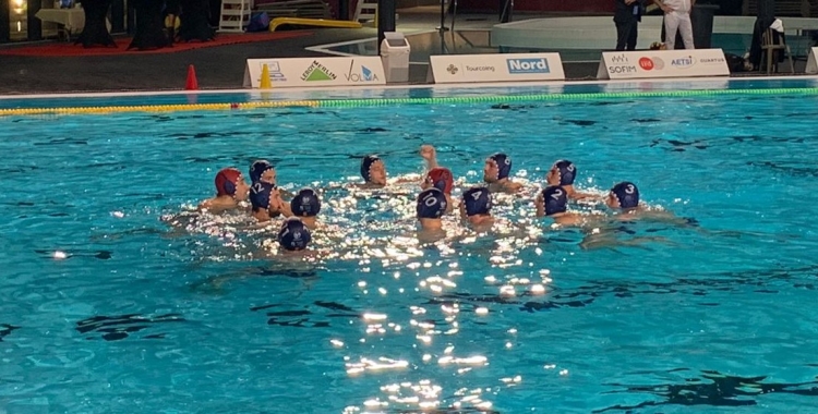 Pinya dels jugadors de l'Astralpool abans del xiulet inicial | @cnswaterpolo