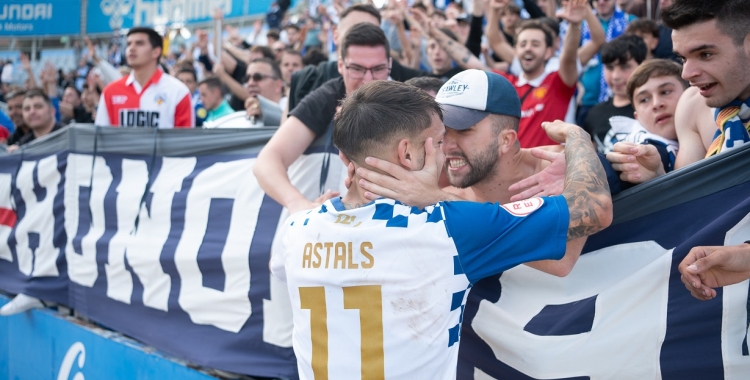 Astals celebra l'última victòria amb l'afició | Roger Benet