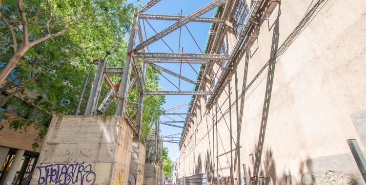 Una de les estructures de formigó abans de començar-ne la retirada | Roger Benet