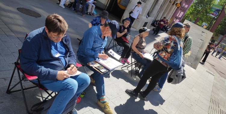 Grup de dibuixants al barri del Centre | Pau Duran