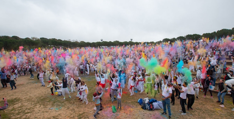 Moment del llançament de la pols de colors en una edició del Holi a Sabadell