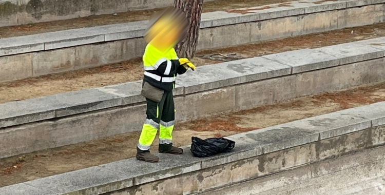 Moment de la recollida del cos de l'ànec mort al Parc Catalunya