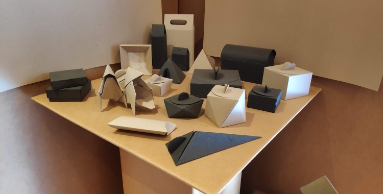 Ple(c) de cartró Malapell Museu d'Art de Sabadell