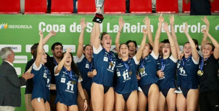 El Natació Sabadell aixecant el trofeu l'any passat a Terrassa| RFEN