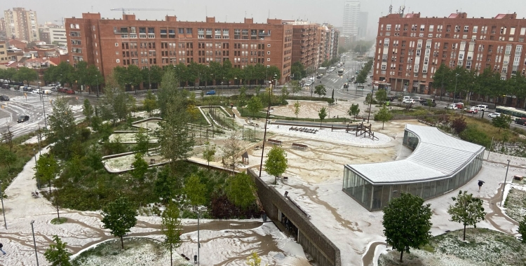 La plaça Espanya de Sabadell, emblanquinada 