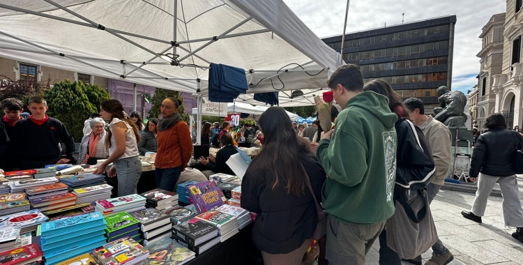 Gent mirant parades de llibres per Sant Jordi | Roger Benet