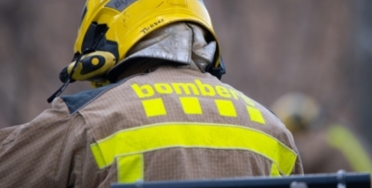 15 dotacions de Bombers s'han desplaçat a l'incendi de Montcada