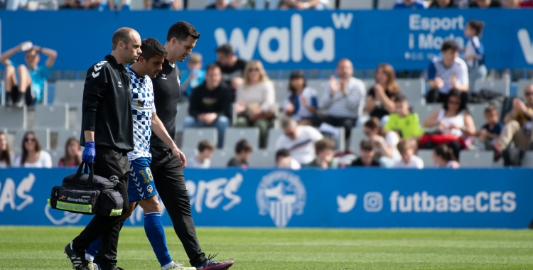 Salvador, retirant-se lesionat en el darrer partit a casa | Roger Benet