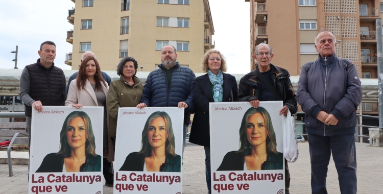 Joan Mena, Marga Pérez i Eva Guerra acompanyats per altres membres del partit | Júlia Ramon