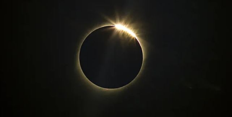 Una imatge de l'eclipsi solar que s'ha viscut aquesta nit