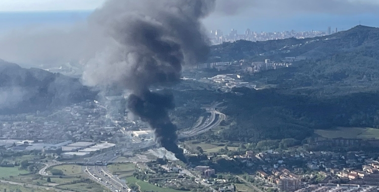 Un incendi crema en una deixalleria a Montcada