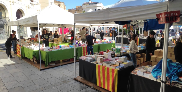 Parades de llibres a la plaça Doctor Robert | Pau Duran