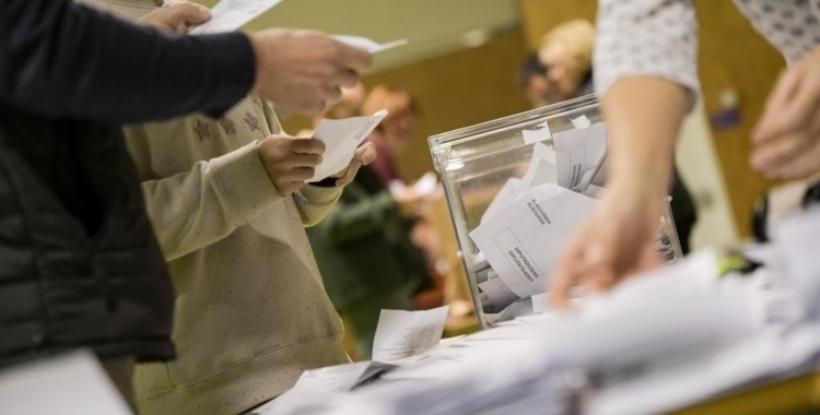 Una urna amb vots durant un recompte electoral