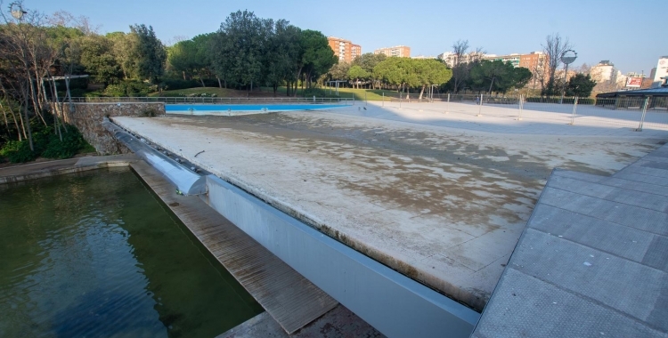 El llac superior del Parc Catalunya, buit per reparació